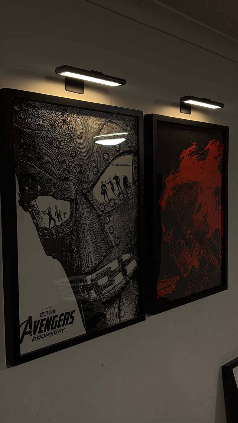 Kingpictures7 posters framed on the wall